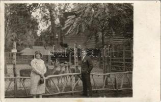 1930 Budapest XIV. Állatkert, dánszarvasok ketrece előtt, előtérben Ilonka és Ferkő. Torday Lajos felvétele, photo