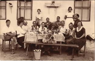 1933 Nógrádkövesd, Weisz féle vendéglő, italozás Dreher baksörrel. photo