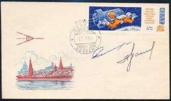 Alekszej Leonov (1934- ) és Pavel Beljajev (1925-1970) szovjet űrhajósok aláírásai FDC emlékborítékon / Signatures of Aleksey Leonov (1934- ) and Pavel Belyayev (1925-1970) Soviet astronauts on FDC envelope