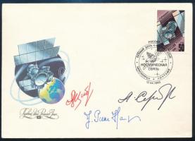 A Szojuz TM-17 legénysége Vaszilij Csibiljev (1954-), Alekszandr Szerebrov (1944-2013), szovjet és Jean-Pierre Haigneré (1948- ) francia űrhajósok aláírásai emlékborítékon / Signatures of Soyuz TM 17 crew: Aleksandr Serebrov (1944-2013), Vasily Tsibliyev (1954-) Soviet and Jean-Pierre Haigneré (1948- ) French astronauts on envelope