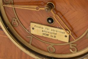 MOM asztali óra, nincs kipróbálva, üveg hiány, kulccsal, kopott, m: 23 cm