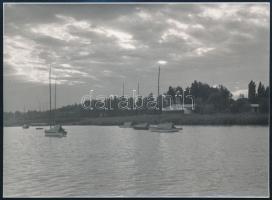 cca 1960 Balatonfüred - csónakok a tóról nézve, hátoldalon feliratozott fotó, szép állapotban, 12,5×17 cm