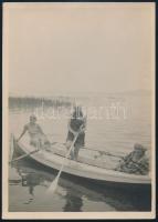 cca 1925 Hölgyek egy balatoni csónakban a déli partnál, szép állapotban, 18×13 cm