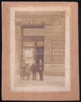 cca 1910 Tabáni ipartörténeti emlék, Kimpán Milán angol úri szabó üzlete, I. ker. Görög utca 19., a tulajdonossal és családjával, a fotókeret részleges sérülésével, kartonon, hátoldalon feliratozva, 16,5×12 cm
