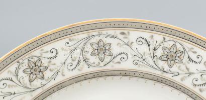 2 db Hüttl Tivadar porcelán süteményes tányér. Kézzel festett, jelzett, kis kopással, d: 19 cm