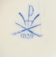 Herendi virágmintás ékszeres dobozka. Kézzel festett, jelzett, minimális kopással, d: 6,5 cm