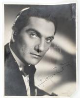 Greguss Zoltán (1904-1986) színművész autográf aláírással ellátott nagy méretű fotója. 22x28 cm Sarkán hiánnyal