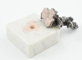 Lány virággal. Ón szobor, márvány talpazaton, csavar hiányzik. 12 cm