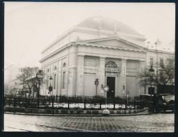 1936 Budapest, a Deák téri lutheránus templom, földalatti megálló és az alján hirdetéssel ellátott útjelző táblával, autóval, hátoldalon feliratozott fotó, kis javítással, 9×11,5 cm