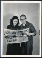 cca 1950 A Világosság újságot olvasva, propaganda fotó, szép állapotban, 12×9 cm