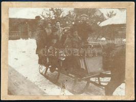 cca 1898 Szászrégeni (Erdély) mulatozó társaság lovasszánon, fotó kartonon, hátoldalon felirattal, foltos, 9,5×12,5 cm