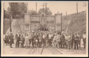 1931 Dorogi szénbánya tárna bejárata látogatókkal, fotó, hátoldalon feliratozva, jó állapotban, 9×13,5 cm