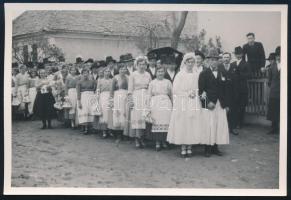 1938 A Borsod-Abaúj-Zemplén megyei Uppony községi népszokás esküvő idején, gyöngyösbokréta, a menyasszony kikérése, fotó, hátoldalon feliratozva, szép állapotban, 9×13 cm