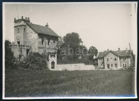 1934 A solymári állomás és kastély (Nieger-Valkó-kúria) hátoldalon feliratozott fotó, 6×8 cm
