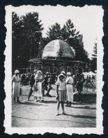 1933 balatonfüredi cserkészek és látogatók a Gödöllői Világjamboreen, hátoldalon feliratozott fotó, 4×3 cm