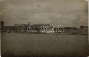 Első világháborús osztrák-magyar hajógyár Polában, fából készült hadi árú fogadására alkalmas hídszerkezet a vasúti sínekig. photo