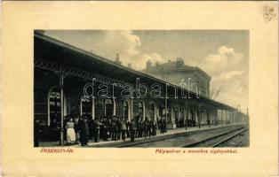 1911 Érsekújvár, Nové Zámky; Muzsikus cigányok a pályaudvaron, vasútállomás. W.L. Bp. 4495. / Bahnhof / gypsy music band at the railway station (EK)