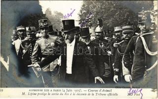 1905 Paris, Alphonse XIII, Courses dAuteuil M. Lépine protege la sortie du Roi a la descente de la Tribune officielle / Alfonso XIII visiting Paris (EK)