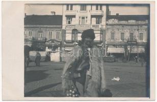 Szatmárnémeti, Szatmár, Satu Mare; Piac, Szatmári Bank, Weisz, Gindl Antal üzlete, erdélyi folklór / market, bank, shops, Transylvanian folklore. photo