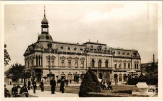 1943 Zenta, Senta; Belvárosi római katolikus plébánia, Schüró Ernő borbély és Erzsébet szalon üzlete / parish, barber shop (Rb)