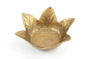 3 db réztárgy: virág formájú kétágú gyertyatartó, m: 27 cm + keleti vésett mintás fali dísztányér, d...