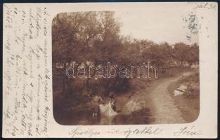 1907 Miskolc, patakban ruhát mosó asszonyok, megírt fotólap, 9×14 cm