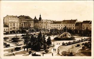 Kolozsvár, Cluj; Mátyás király tér, autók, New York szálloda, Deutsch üzlete, gyógyszertár / square, shops, hotel, pharmacy (EK)