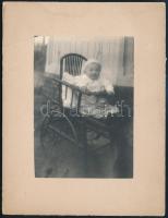 cca 1900 Baba babakocsiban, kartonra kasírozott fotó, kartonon törésnyom, 10,5×7,5 cm