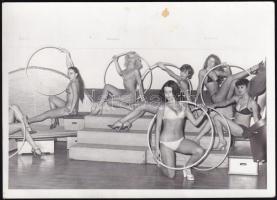 Táncosnők hulahopp karikával, fotó, kissé foltos, 13×18 cm