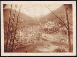 cca 1916 Szlanikfürdő, Románia, háborúban megsérül épület, hátoldalán albumba ragasztás nyomával, 13×18 cm