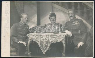 1947 Cziráky Lucy, Vándori és Pártos a Mosoly országa című darabban, képeslapként elküldött fotó, hátoldalon Cziráky Lucy aláírásával, 8,5×13,5 cm