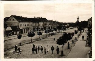 1941 Székelykeresztúr, Kristur, Cristuru Secuiesc (Sacuesc); Kossuth Lajos tér és református templom, Népbank, Demeter D., Herczeg J., Ajvász K. üzlete. Szemerjay Károly kiadása / square, Calvinist church, bank, shops (EK)