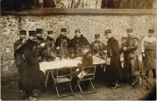 1907 Maneuver / Osztrák-magyar katonatisztek lakoma közben / K.u.k. military officers. photo (fl)