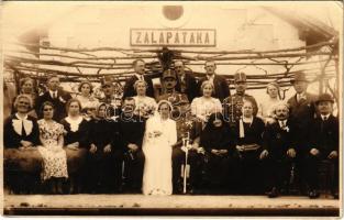 Zalapataka (Zalalövő), vasútállomás, esküvő, násznép. photo (EK)