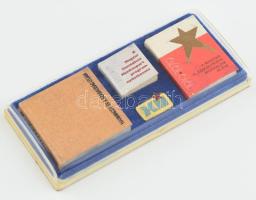 1980 Az MSZMP XII. kongresszusára kiadott minikönyv-csomag: Harmincöt év a szabadság útján; A Magyar Szocialista Munkáspárt programnyilatkozata; A magyar kommunista mozgalom 60 éve. Eredeti műanyag tokban, fém jelvénnyel. Számozott (1092./1500).