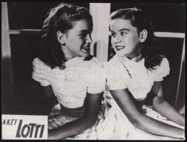 cca 1950 A két Lotti c. film szereplőit ábrázoló 2 db nagyméretű fotó, a hátoldalon pecséttel jelzett (Fotoptika Kisipari Szövetkezet), 24x18 cm
