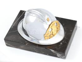 Tűzoltó sisak márvány talapzaton - levélnehezék 13 cm + Öntöttvas Svejk 16 cm