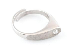 Ezüst (Ag) köves gyűrű, jelzett, állítható méretű, bruttó: 2,92 g