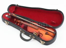 Kicsi díszhegedű 23 cm vonóval, tokkal. Fából, húrokkal