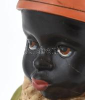 Kávé reklám figura. Afrikai gyerek ládán. Műgyanta öntvény, sérüléssel. 21 cm