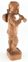 Fiú hangszerekkel faragott fa szobor. 35 cm