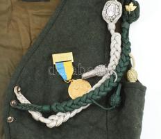 Perry vadászmellény kitüntetésekkel, jelvényekkel