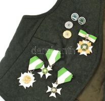 Perry vadászmellény kitüntetésekkel, jelvényekkel