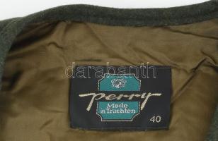 Perry vadászmellény kitüntetésekkel, jelvényekkel