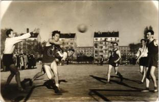 1953 Budapest, Haladás Jogi kar - Lenin Intézet kézilabda meccs / Hungarian handball match. photo (EK)