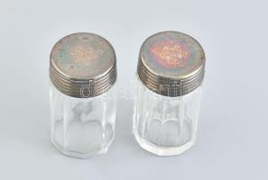 Ezüstözött fejű üveg só és bors szóró, kis kopásokkal, m: 7,5 cm