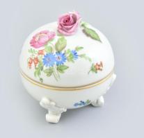 Herendi porcelán rózsás bonbonniere. Kézzel festett, jelzett, sérüléssel d: 8 cm