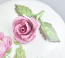 Herendi porcelán rózsás bonbonniere. Kézzel festett, jelzett, sérüléssel d: 8 cm