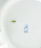 Herendi porcelán rózsás bonbonniere. Kézzel festett, jelzett, sérüléssel d: 8 cm