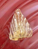 Dísztál - Fúvott, optikailag díszített, üveg kínálótál, olvasztott arany füstlemezes levél díszítmén...